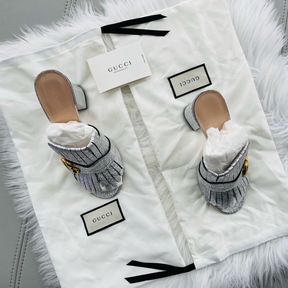New! Gucci GG Marmont
Fringed Metallic Leather
Mules Sandals
SILVER Size 38 - Picture 2 of 16